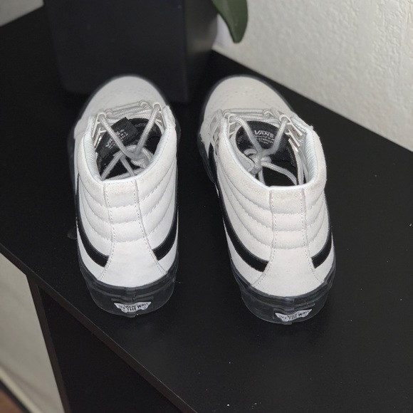 Sk8-hi marshmallow and Black men size 3.5 and women size 5.0 - Picture 3 of 5